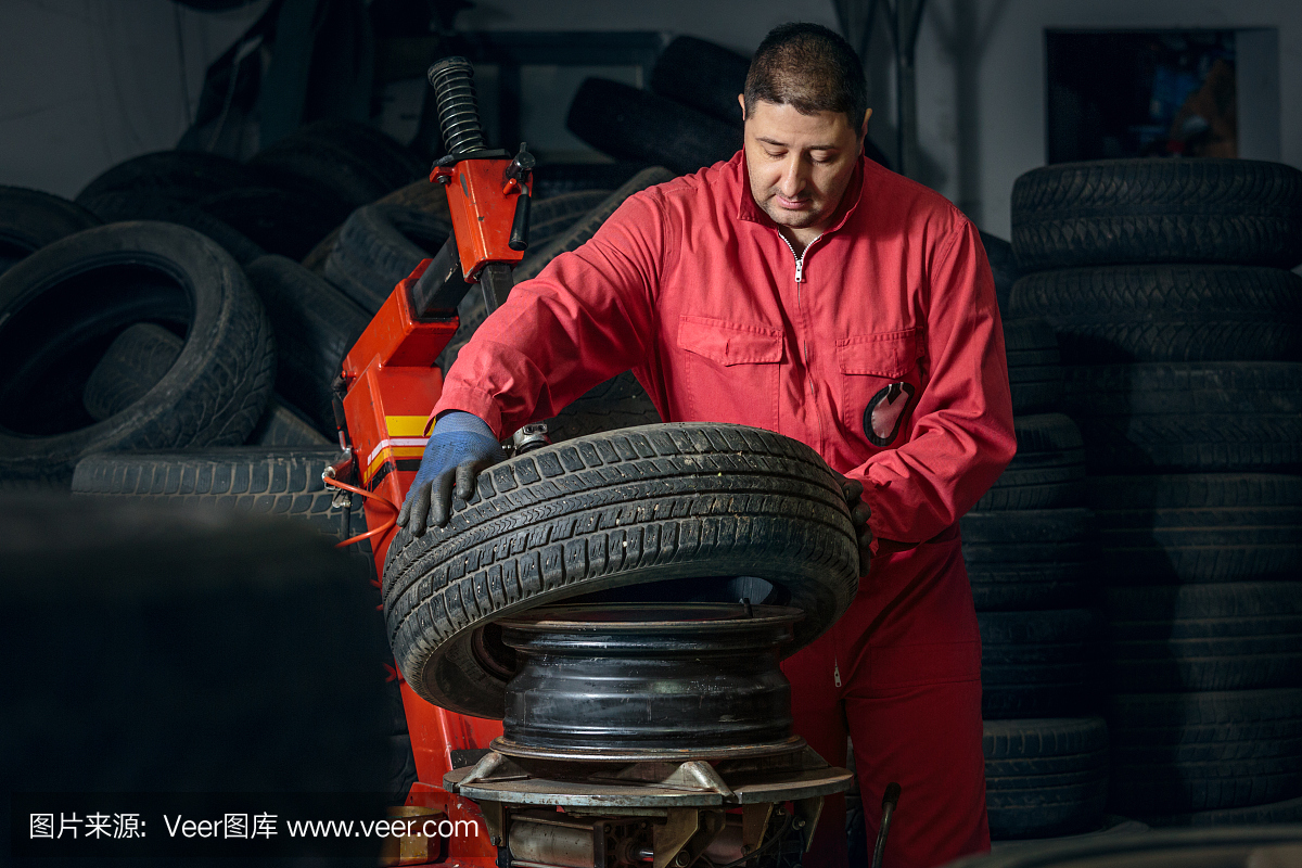 機(jī)械師在給車輪換輪胎